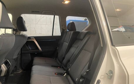 Toyota Land Cruiser Prado 150 рестайлинг 2, 2021 год, 8 000 000 рублей, 9 фотография