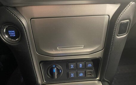 Toyota Land Cruiser Prado 150 рестайлинг 2, 2021 год, 8 000 000 рублей, 7 фотография