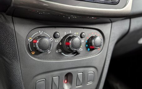 Renault Logan II, 2019 год, 985 000 рублей, 20 фотография