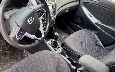 Hyundai Solaris II рестайлинг, 2011 год, 320 000 рублей, 5 фотография