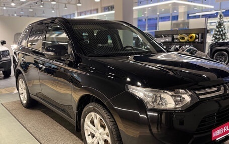 Mitsubishi Outlander III рестайлинг 3, 2013 год, 1 799 000 рублей, 2 фотография