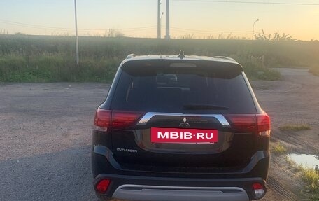 Mitsubishi Outlander III рестайлинг 3, 2022 год, 2 550 000 рублей, 3 фотография