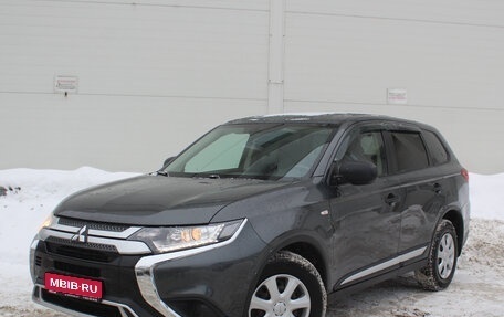 Mitsubishi Outlander III рестайлинг 3, 2019 год, 1 875 000 рублей, 1 фотография