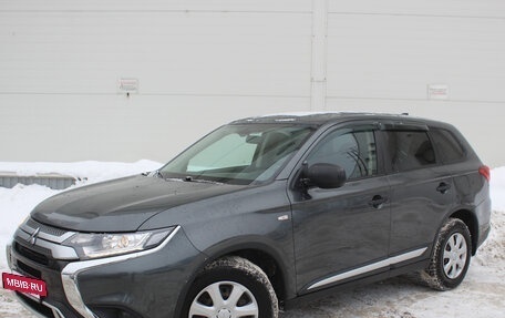 Mitsubishi Outlander III рестайлинг 3, 2019 год, 1 875 000 рублей, 2 фотография