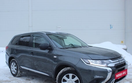 Mitsubishi Outlander III рестайлинг 3, 2019 год, 1 875 000 рублей, 3 фотография