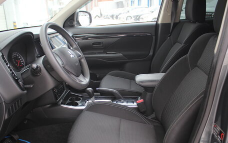 Mitsubishi Outlander III рестайлинг 3, 2019 год, 1 875 000 рублей, 10 фотография