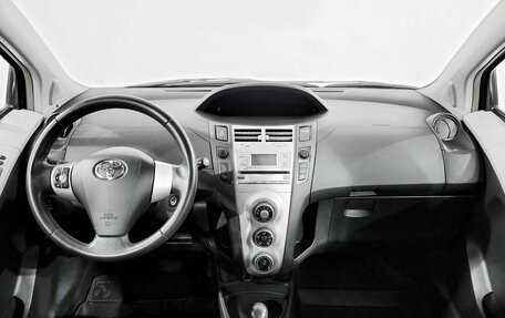 Toyota Yaris III рестайлинг, 2007 год, 560 000 рублей, 5 фотография