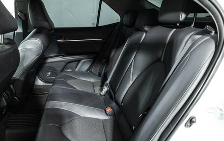 Toyota Camry, 2022 год, 3 950 000 рублей, 10 фотография