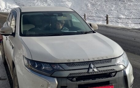 Mitsubishi Outlander III рестайлинг 3, 2018 год, 4 250 000 рублей, 1 фотография