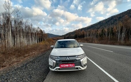 Mitsubishi Outlander III рестайлинг 3, 2018 год, 4 250 000 рублей, 2 фотография