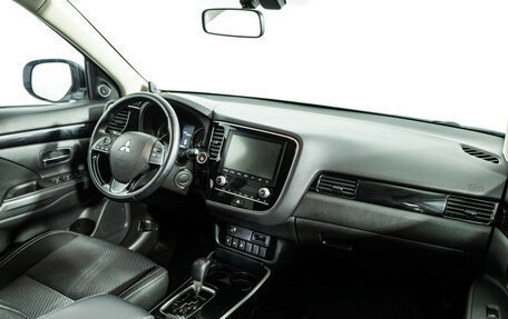 Mitsubishi Outlander III рестайлинг 3, 2022 год, 2 655 000 рублей, 9 фотография