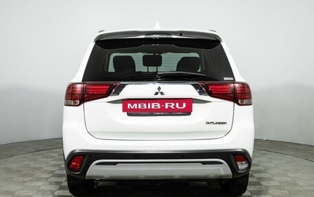 Mitsubishi Outlander III рестайлинг 3, 2022 год, 2 655 000 рублей, 6 фотография