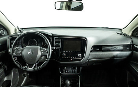 Mitsubishi Outlander III рестайлинг 3, 2022 год, 2 655 000 рублей, 13 фотография