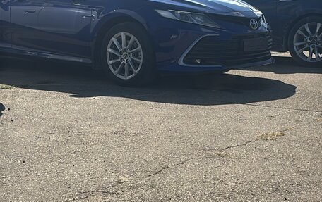 Toyota Camry, 2021 год, 3 200 000 рублей, 2 фотография