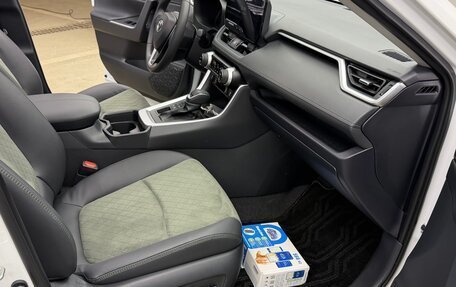 Toyota RAV4, 2023 год, 3 800 000 рублей, 27 фотография