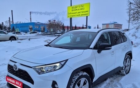 Toyota RAV4, 2021 год, 3 710 000 рублей, 2 фотография