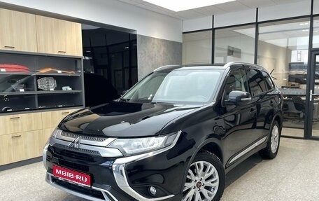 Mitsubishi Outlander III рестайлинг 3, 2021 год, 2 850 000 рублей, 1 фотография