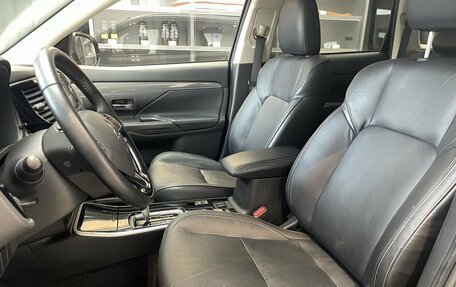 Mitsubishi Outlander III рестайлинг 3, 2021 год, 2 850 000 рублей, 10 фотография