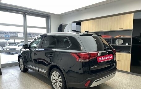 Mitsubishi Outlander III рестайлинг 3, 2021 год, 2 850 000 рублей, 7 фотография