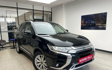Mitsubishi Outlander III рестайлинг 3, 2021 год, 2 850 000 рублей, 4 фотография