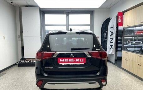 Mitsubishi Outlander III рестайлинг 3, 2021 год, 2 850 000 рублей, 6 фотография