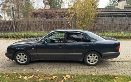 Mercedes-Benz E-Класс, 1999 год, 500 000 рублей, 1 фотография