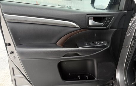 Toyota Highlander III, 2017 год, 3 000 000 рублей, 8 фотография