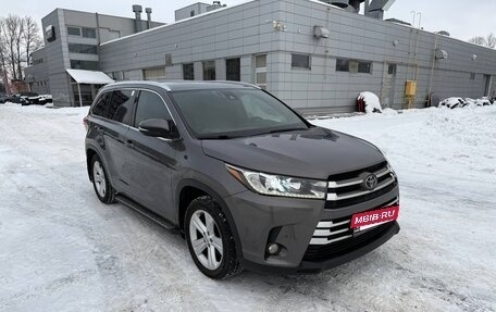 Toyota Highlander III, 2017 год, 3 000 000 рублей, 2 фотография