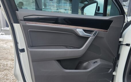 Volkswagen Touareg III, 2019 год, 4 700 000 рублей, 5 фотография