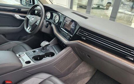 Volkswagen Touareg III, 2019 год, 4 700 000 рублей, 23 фотография
