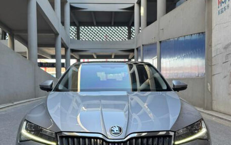 Skoda Superb III рестайлинг, 2021 год, 2 375 000 рублей, 2 фотография