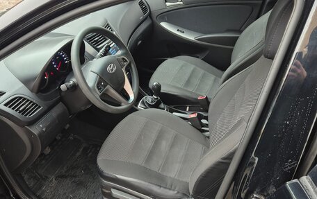 Hyundai Solaris II рестайлинг, 2015 год, 860 000 рублей, 9 фотография