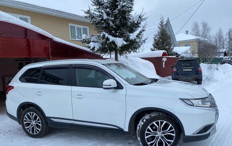 Mitsubishi Outlander III рестайлинг 3, 2016 год, 1 750 000 рублей, 4 фотография