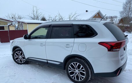 Mitsubishi Outlander III рестайлинг 3, 2016 год, 1 750 000 рублей, 8 фотография