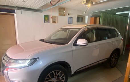 Mitsubishi Outlander III рестайлинг 3, 2016 год, 1 750 000 рублей, 13 фотография