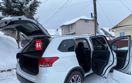 Mitsubishi Outlander III рестайлинг 3, 2016 год, 1 750 000 рублей, 7 фотография