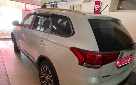 Mitsubishi Outlander III рестайлинг 3, 2016 год, 1 750 000 рублей, 12 фотография