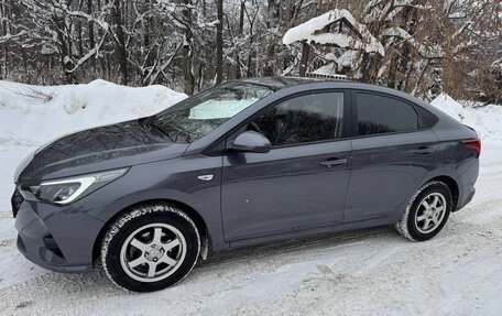 Hyundai Solaris II рестайлинг, 2021 год, 1 675 000 рублей, 2 фотография