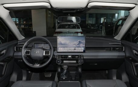 Toyota RAV4, 2025 год, 4 440 000 рублей, 9 фотография