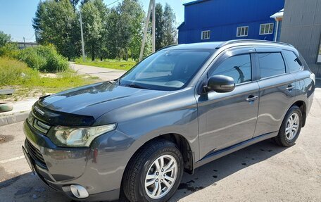 Mitsubishi Outlander III рестайлинг 3, 2013 год, 1 350 000 рублей, 2 фотография