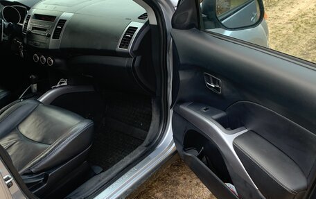 Mitsubishi Outlander III рестайлинг 3, 2008 год, 700 000 рублей, 29 фотография