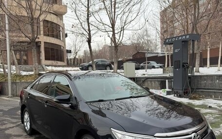 Toyota Camry, 2017 год, 1 900 000 рублей, 6 фотография