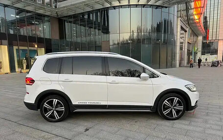 Volkswagen Touran III, 2022 год, 1 649 003 рублей, 3 фотография
