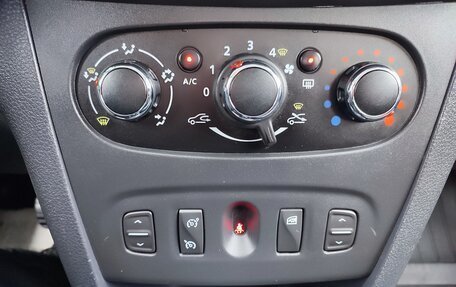 Renault Logan II, 2019 год, 1 099 000 рублей, 28 фотография