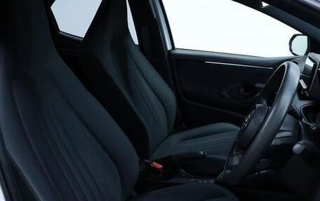 Toyota Yaris, 2023 год, 650 777 рублей, 10 фотография