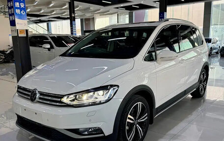 Volkswagen Touran III, 2022 год, 2 350 000 рублей, 1 фотография