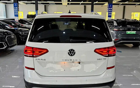 Volkswagen Touran III, 2022 год, 2 350 000 рублей, 5 фотография