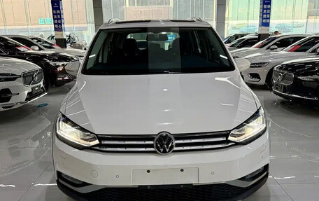 Volkswagen Touran III, 2022 год, 2 350 000 рублей, 2 фотография