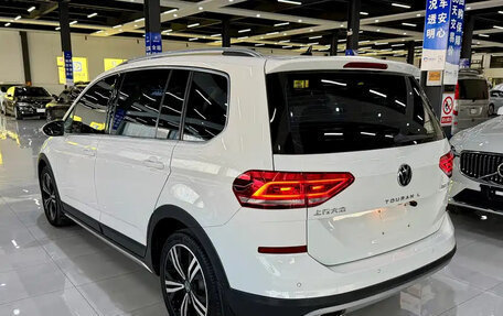 Volkswagen Touran III, 2022 год, 2 350 000 рублей, 4 фотография