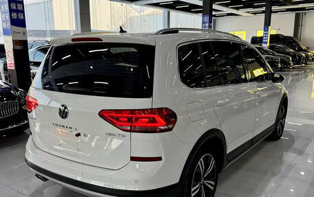 Volkswagen Touran III, 2022 год, 2 350 000 рублей, 6 фотография